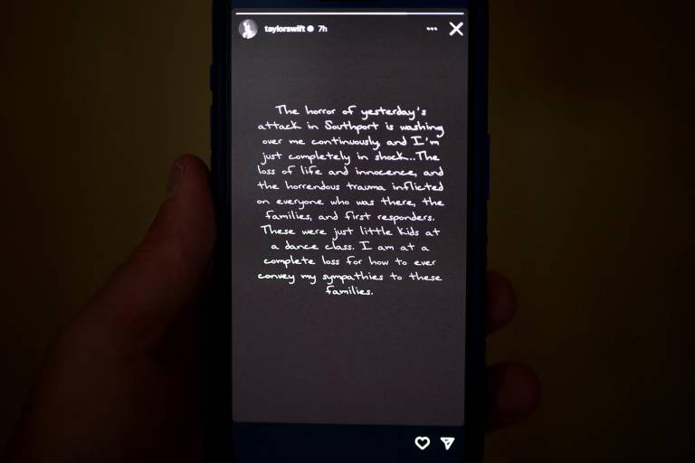 $!El horror del ataque de ayer en Southport está sobre mí de forma continua y estoy completamente en shock. La pérdida de vida e inocencia, así como el horrible trauma infligido en todos los que estuvieron, las familias y los paramédicos. Eran solo niños pequeños...”, declaró la cantante Taylor Swift, horas después de lo ocurrido.
