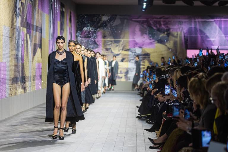 $!Varias modelos presentan la colección Primavera/Verano 2023, de Alta costura, de Dior, en la semana de la moda de París.