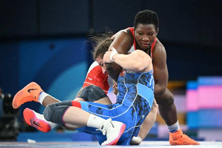 $!La ecuatoriana Génesis Reasco (roja) lucha contra la turca Yasemin Adar Yigit (azul) en su combate de repechaje de lucha libre femenina de 76 kg. (Foto: AFP)