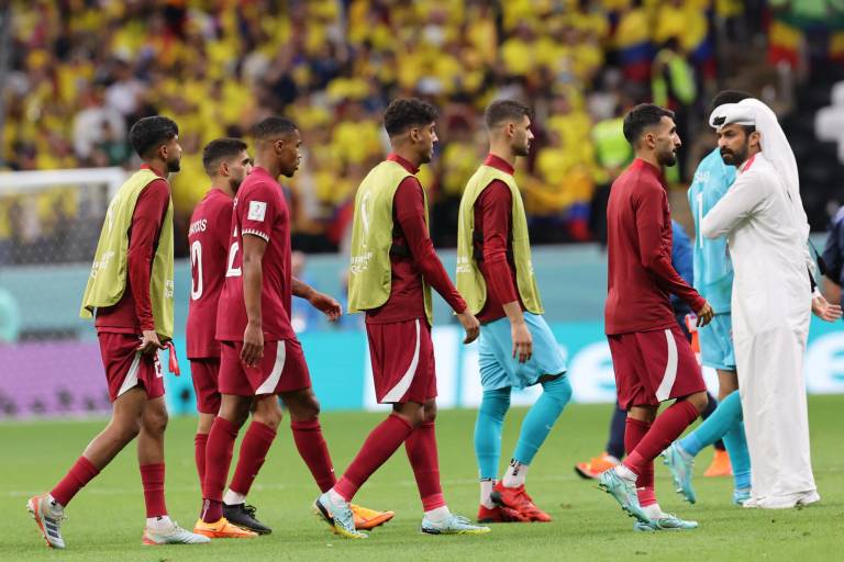 $!Jugadores de Catar abandonando el campo, luego de perder en el debut contra Ecuador.