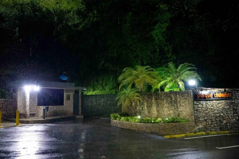 $!Fotografía de la entrada del conjunto residencial donde vive el abanderado de la mayor coalición opositora de Venezuela, Edmundo González Urrutia, este lunes en Caracas.