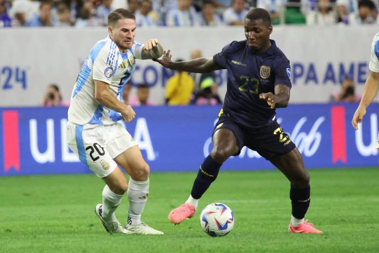 $!El mediocampista ecuatoriano Moisés Caicedo (D) y el mediocampista argentino Alexis Mac Allister (I) en acción durante el partido de fútbol de cuartos de final de la CONMEBOL Copa América 2024 entre Argentina y Ecuador.