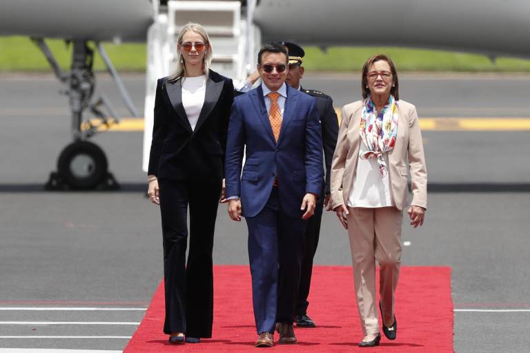 $!La ministra de Exteriores de El Salvador, Alexandra Gill (d), recibió al presidente de Ecuador, Daniel Noboa (c), y a la primera dama ecuatoriana, Lavinia Valbonesi (izq.), este viernes en el aeropuerto San Romero de San Salvador.