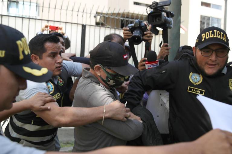 $!Fotografía que muestra policías mientras trasladan a Nicanor Boluarte (c), hermano de la presidenta de Perú Dina Boluarte, durante su detención este viernes en Lima.