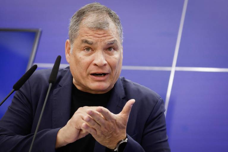 $!El expresidente de Ecuador, Rafael Correa, pronuncia un discurso denunciando el asalto de las autoridades ecuatorianas a la embajada de México en Quito, durante una conferencia de prensa en el Parlamento Europeo en Bruselas el 9 de abril.