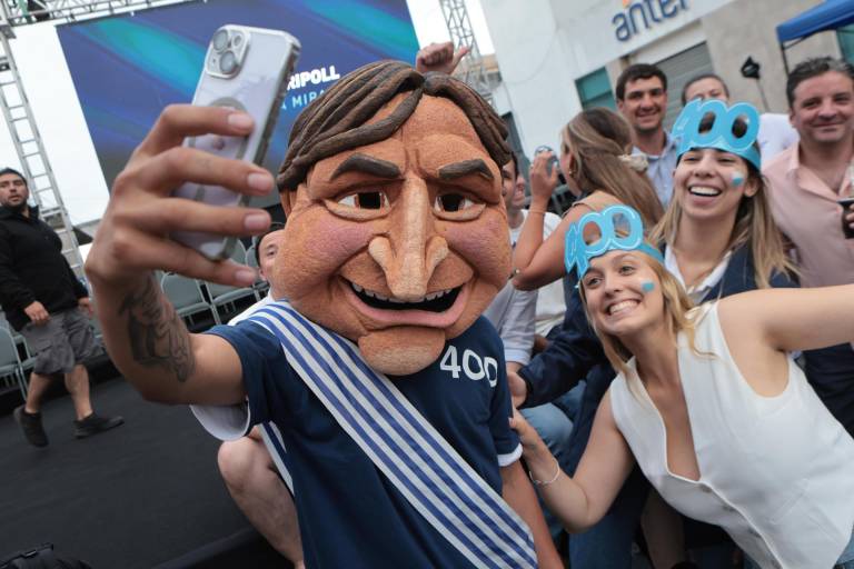 $!LAS PIEDRAS (URUGUAY), 22/10/2024.- Simpatizantes asisten al cierre de campaña del candidato a la presidencia de Uruguay por el oficialista Partido Nacional, Álvaro Delgado.