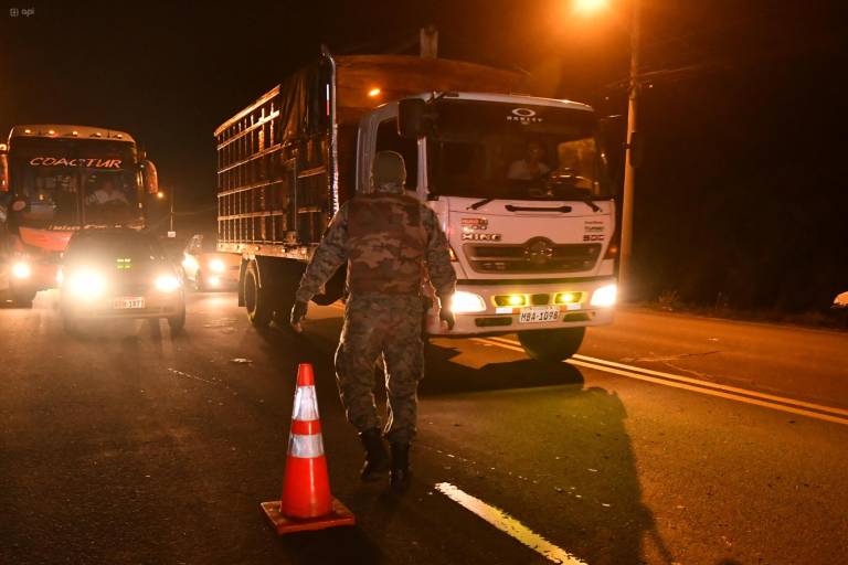 $!En el marco del estado de conflicto interno armado declarado por el presidente de Ecuador, Daniel Noboa, en enero de este año, los militares llevan a cabo operativos de control en zonas urbanas para detectar tráfico de drogas y armas.