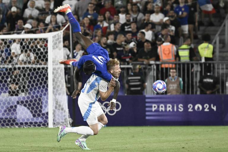 $!El defensor francés #02 Castello Lukeba cae sobre el delantero argentino #15 Luciano Gondou en el partido de fútbol masculino de cuartos de final entre Francia y Argentina durante los Juegos Olímpicos de París 2024.