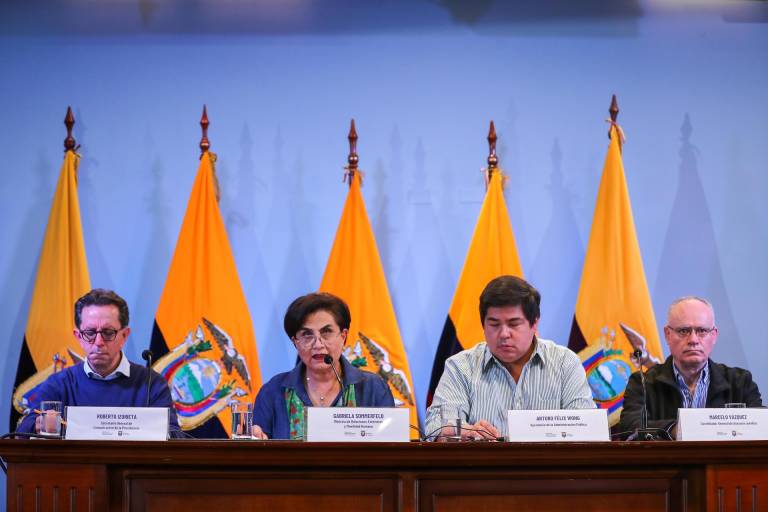 $!La canciller ecuatoriana, Gabriela Sommerfeld (c-i) acompañada del secretario de la Administración Publica, Arturo Felix (c-d), ofrece declaraciones a la prensa, este sábado en Quito.