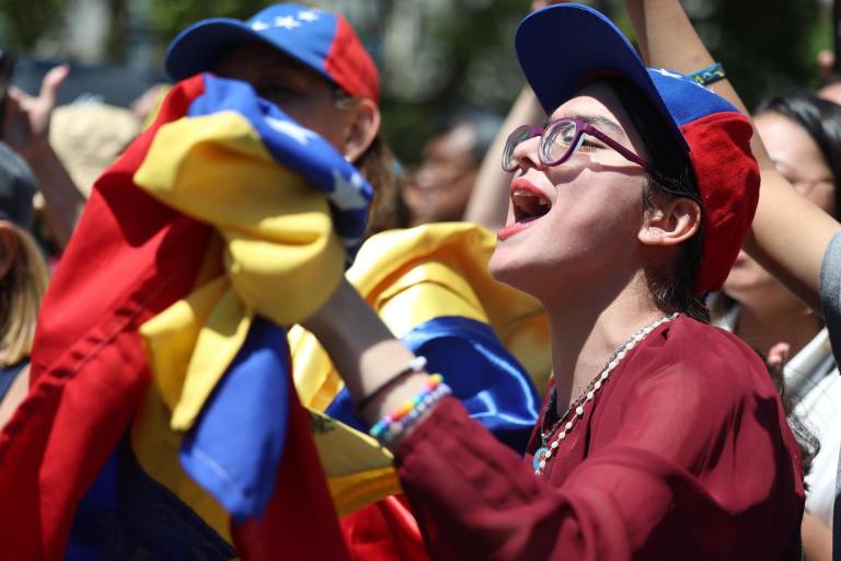 $!Seguidores del líder opositor venezolano Edmundo González Urrutia reaccionan durante su visita a Buenos Aires (Argentina).