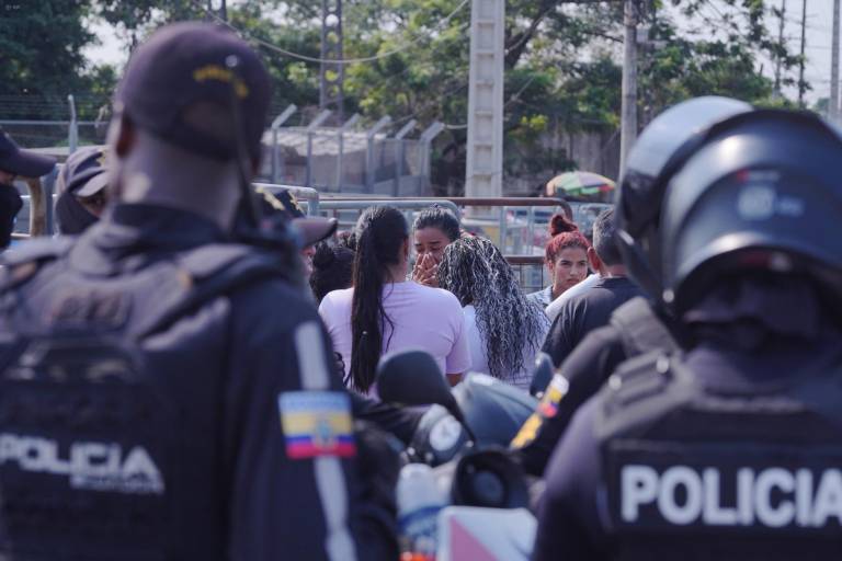 $!Fotografía de familiares de los presos reunidos afuera de la cárcel tras la masacre.