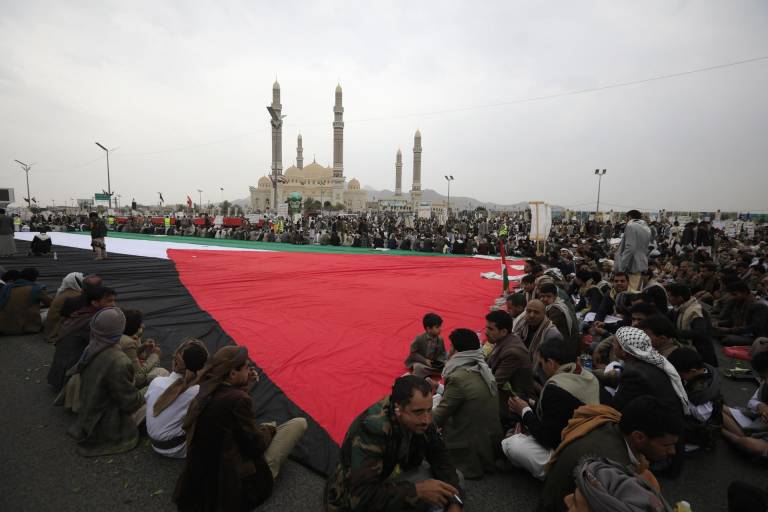 $!Simpatizantes hutíes se reúnen alrededor de una bandera palestina de gran tamaño durante una protesta contra Estados Unidos e Israel, en Saná, Yemen, el 19 de julio de 2024.