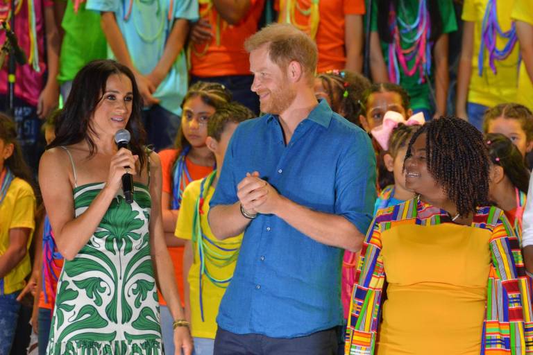 $!Los duques de Sussex Harry (c) y Meghan (i) junto a la vicepresidente Francia Márquez, durante el cierre del Festival Petronio Álvarez, el domingo en la ciudad de Cali (Colombia).