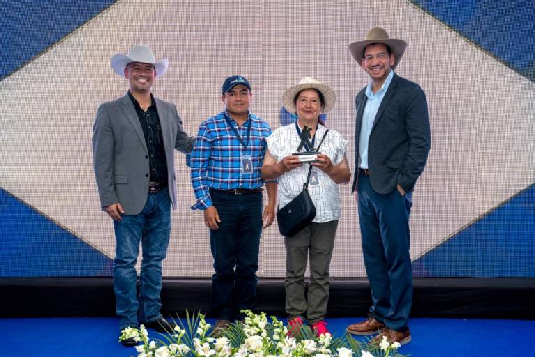 $!Carlos Garza, director de Operaciones de Tonicorp (i), junto a representantes del Centro de Acopio de Guaranda, y Carlos de la Torre, director general de Tonicorp.