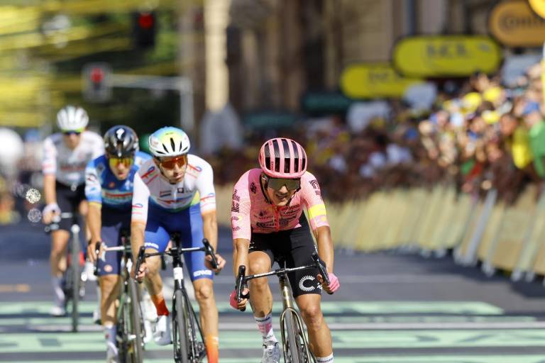 $!El ciclista ecuatoriano Richard Carapaz de EF Education - EasyPost cruza la línea de meta durante la segunda etapa de la carrera ciclista Tour de Francia 2024 de 199 km desde Cesenatico hasta Bolonia.