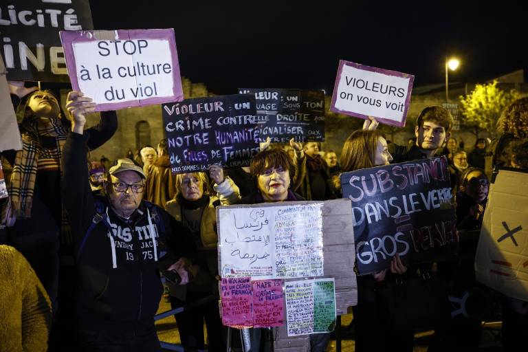 $!Activistas se manifiestan contra la violencia sexual frente al tribunal penal de Aviñón, Francia, el 25 de noviembre de 2024.