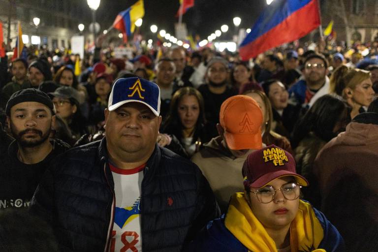 $!Ciudadanos venezolanos que residen en Chile protestan este sábado, para rechazar los resultados de las elecciones celebradas el 28 julio, en el Parque Almagro en Santiago.