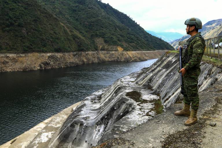 $!Un miembro de la Fuerza Armada de Ecuador hace guardia en el embalse Mazar este martes, en Sevilla de Oro.