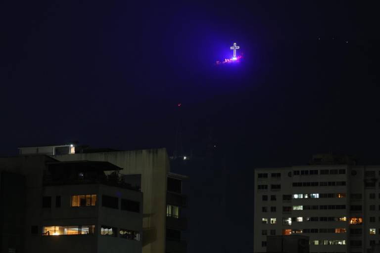 $!Fotografía de la Cruz del Ávila encendida como símbolo navideño este martes, en Caracas.