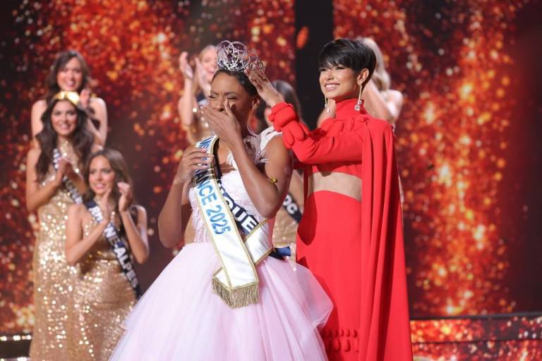 $!Angélique Angarni-Filopon, de 34 años, recibió la corona francesa de Eve Gilles, Miss Francia 2024.