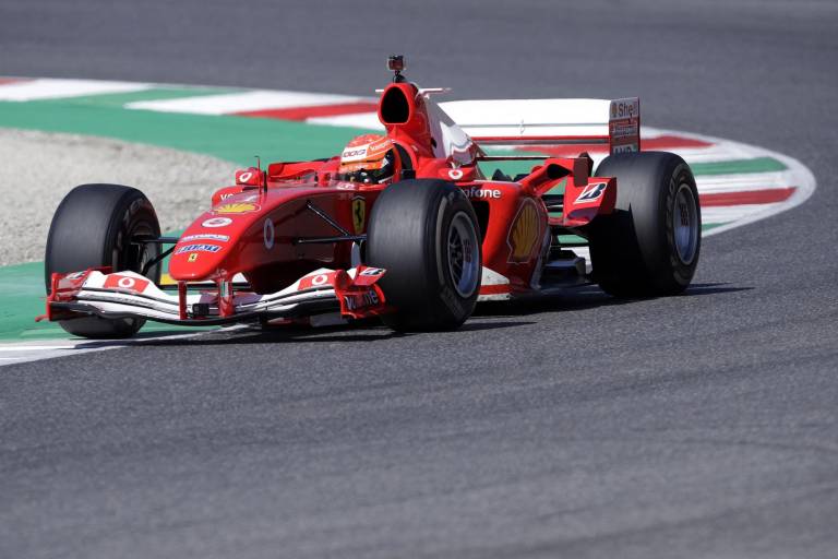 $!Mick Schumacher, hijo del ex piloto de Ferrari Michael Schumacher, conduce el coche de su padre, antes del Gran Premio de Fórmula Uno de Toscana, el 13 de septiembre de 2020.