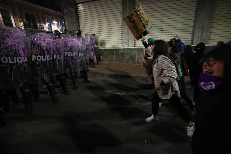 $!Manifestantes enfrentan a la policía durante la movilización de cientos de mujeres que se toman las calles hoy con motivo del Día Internacional de la Mujer, en Quito (Ecuador).