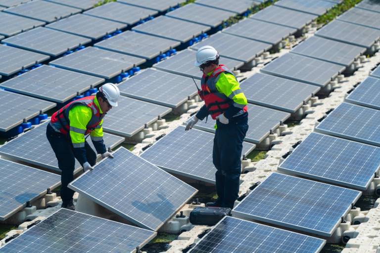 $!Fotografía de dos ingenieros instalando una planta fotovoltaica.