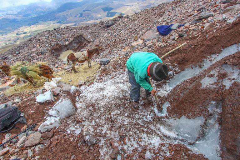 $!Baltazar picando hielo en las laderas del volcán Chimborazo.