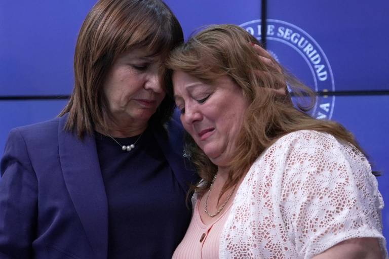 $!Griselda Heredia (R), madre de Nahuel Agustín Gallo, miembro de la Gendarmería Argentina detenido en Venezuela, es consolada por la ministra de Seguridad de Argentina, Patricia Bullrich.