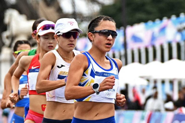 $!Glenda Morejón, de Ecuador, lidera la carrera de relevos de marcha de maratón mixta del evento de atletismo en los Juegos Olímpicos de París 2024. (Foto: AFP)