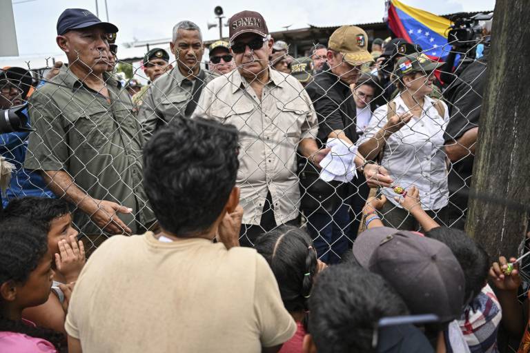 $!El presidente electo de Panamá, José Raúl Mulino, visita el Centro de Recepción para Atención a Migrantes en Lajas Blancas, en la provincia selvática de Darién, Panamá, el 28 de junio de 2024.