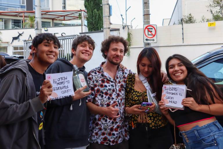 $!El mexicano Luisito Comunica posa junto a sus seguidores a su llegada este lunes, a una rueda de prensa en Quito.