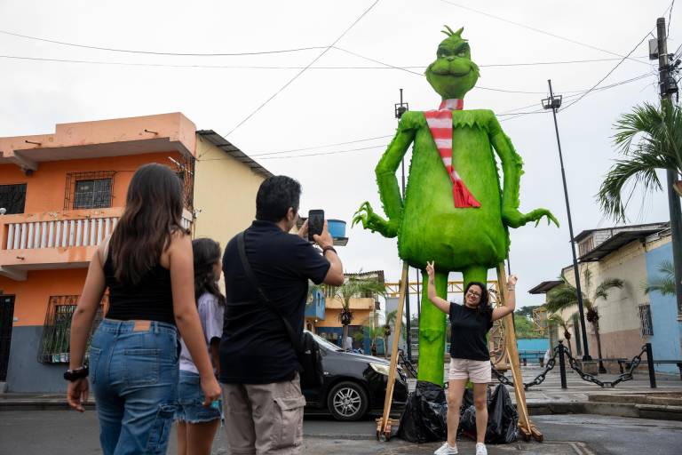 $!Fotografía de un monigote que representa al personaje 'El Grinch' durante la 'Ruta de Monigotes Gigantes' este lunes, en Guayaquil.