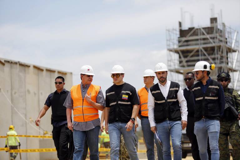 $!Fotografía del mandatario de Ecuador, Daniel Noboa, recorriendo el área de construcción, a inicios de octubre de este año.