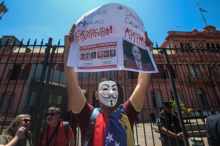 $!Un seguidor del líder opositor venezolano Edmundo González Urrutia sostiene un cartel durante la visita de González Urrutia a la Casa Rosada, en Buenos Aires.