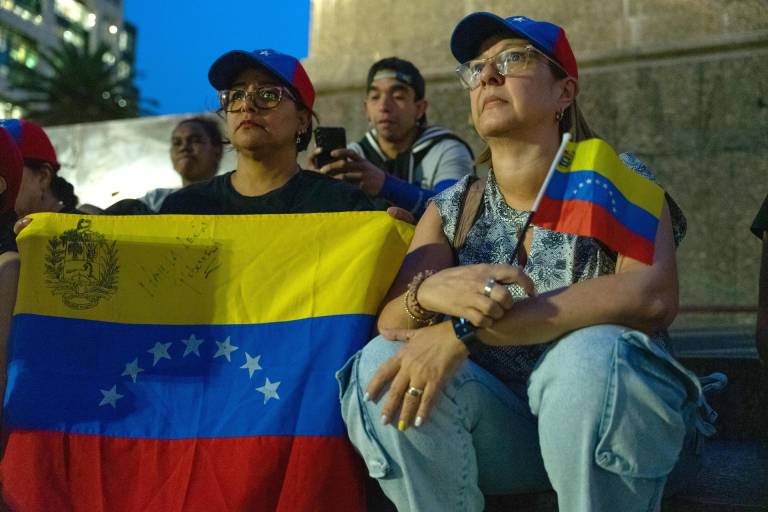 $!Venezolanos participan en una manifestación tras las elecciones presidenciales del domingo, en las que el Consejo Nacional Electoral (CNE) dio como ganador a Nicolás Maduro, este viernes en la Plaza Independencia de Montevideo (Uruguay).