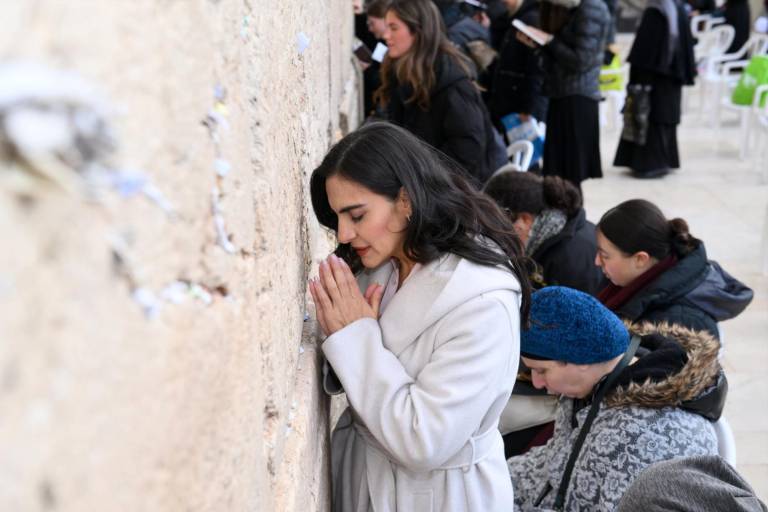 $!Fotografía en la que aparece la vicepresidenta rezando sobre el Muro de los Lamentos, un lugar sagrado en Israel.