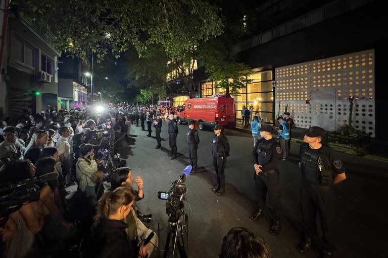 $!Miembros de la Policía de Argentina custodian un hotel en Palermo este miércoles, en Buenos Aires .