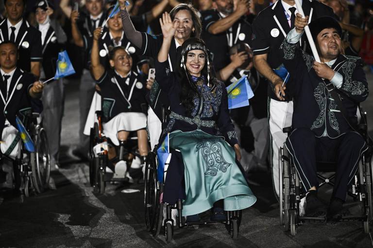 $!La delegación de Kazajstán llega durante el Desfile de las Naciones como parte de la Ceremonia de Apertura de los Juegos Paralímpicos París 2024 en la Plaza de la Concordia en París.