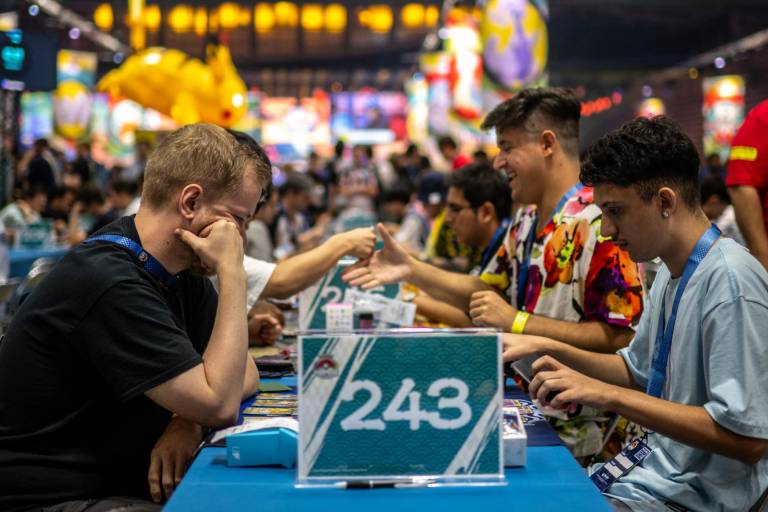 $!Los competidores participan en el juego de cartas coleccionables en el Campeonato Mundial Pokémon 2023 en Yokohama.