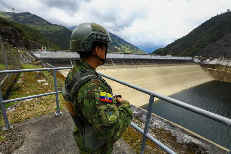 $!Un miembro de la Fuerza Armada de Ecuador hace guardia este martes, en Sevilla de Oro (Ecuador).