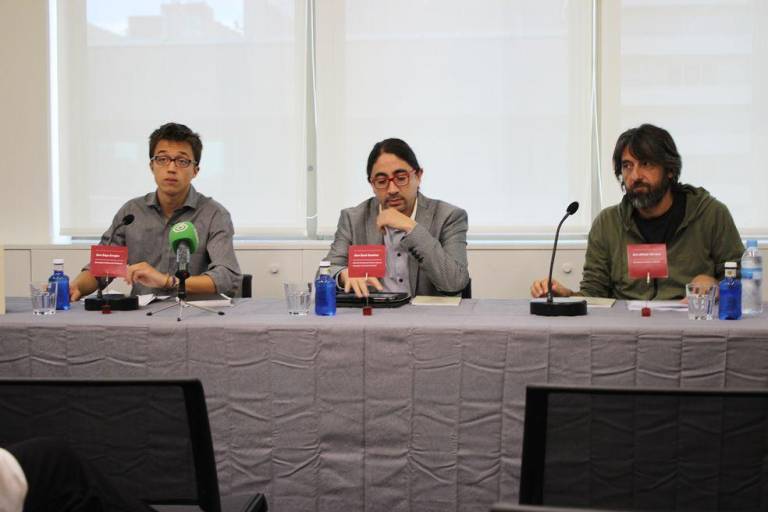 $!Íñigo Errejón (izquierda), exdiputado español; y René Ramírez (centro), exdirector de Senescyt, durante un evento juntos. A la derecha, el economista y experto Alfredo Serrano.