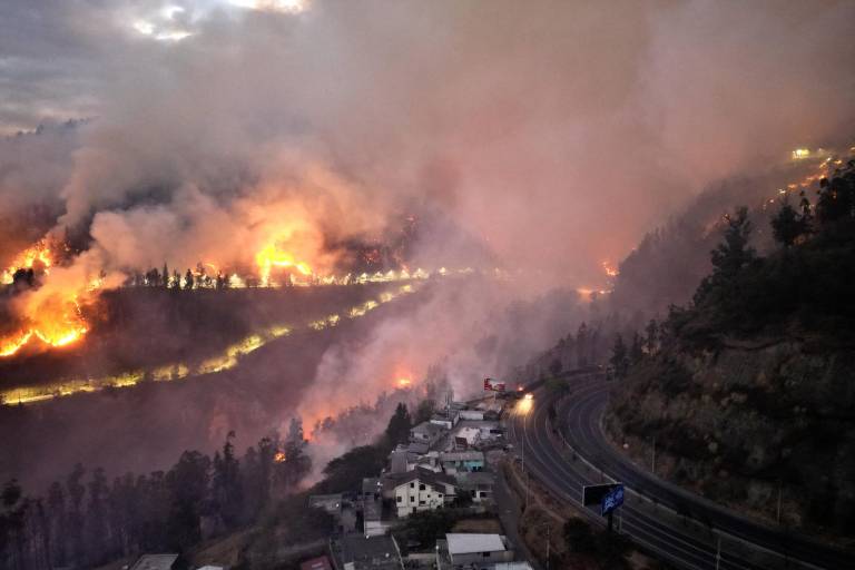 $!Vista aérea de un incendio forestal en una colina en Quito el 24 de septiembre de 2024.