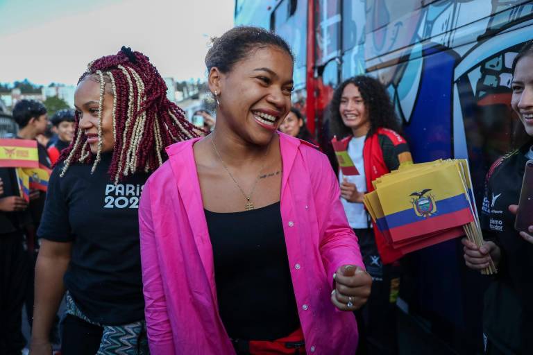 $!Las hermanas ecuatorianas y medallistas olímpicas, Neisi Dajomes (i) en la categoría de -76 kilos, y Angie Palacios (d) en la categoría de -71 kilos, saludan a su llegada este lunes, en Quito.