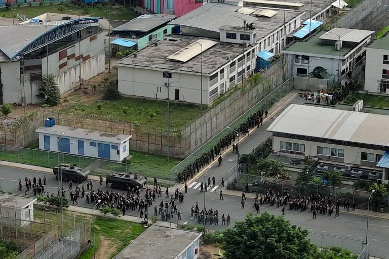 $!Vista aérea que muestra a las fuerzas de seguridad durante un operativo en el complejo penitenciario Regional 8 en Guayaquil, Ecuador, el 18 de enero de 2024.