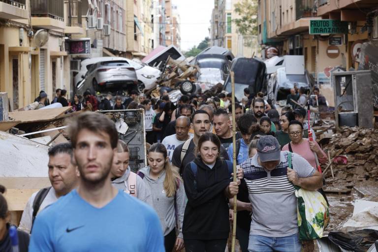 $!Vecinos y personas de diversas comunidades autónomas trabajan como voluntarios para restablecer la normalidad en Alfafar (Valencia), este viernes.