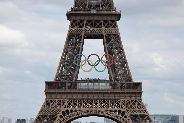 $!Fotografía de la Torre Eiffel con el símbolo de los Juegos Olímpicos 2024 este martes, en París.