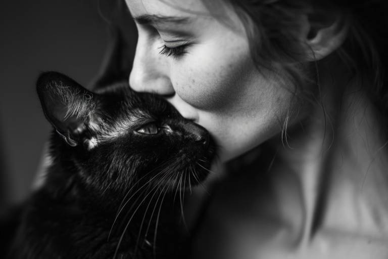 $!Una chica con su gato negro dándole un beso.