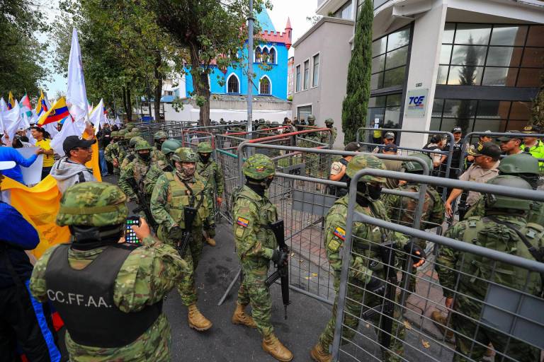 $!Militares ecuatorianos resguardan las instalaciones del Tribunal Contencioso Electoral (TCE) este domingo en Quito.