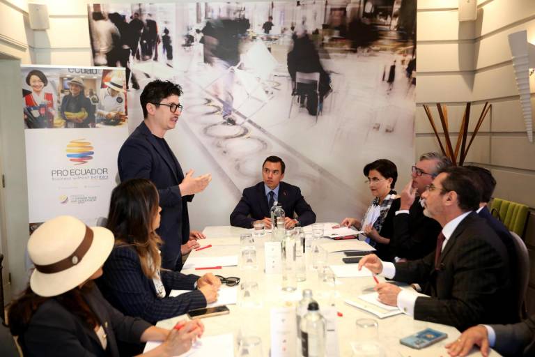 $!El presidente de Ecuador, Daniel Noboa (c), se reúne con empresarios italianos y ecuatorianos este martes en Roma, Italia, en el marco del viaje que está realizando por Europa.